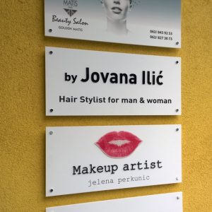 OBELEŽJE ZA VRATA – FOREX, PLEKSIGLAS I GRAVERSKA PLASTIKA