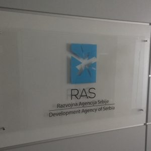 OBELEŽJE ZA VRATA – FOREX, PLEKSIGLAS I GRAVERSKA PLASTIKA