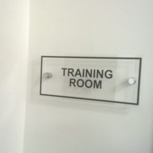 OBELEŽJE ZA VRATA – FOREX, PLEKSIGLAS I GRAVERSKA PLASTIKA