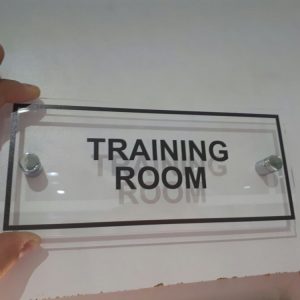 OBELEŽJE ZA VRATA – FOREX, PLEKSIGLAS I GRAVERSKA PLASTIKA