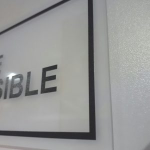 OBELEŽJE ZA VRATA – FOREX, PLEKSIGLAS I GRAVERSKA PLASTIKA