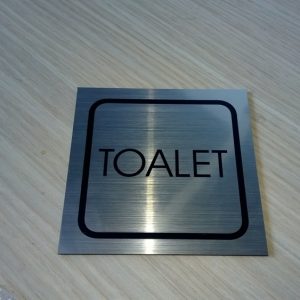 OBELEŽJE ZA VRATA – FOREX, PLEKSIGLAS I GRAVERSKA PLASTIKA