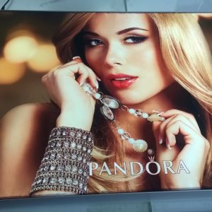 Svetleca tekstilna reklama